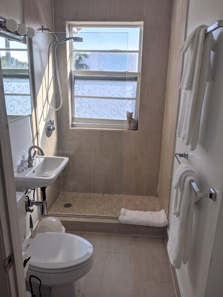 BATHROOM - 1512 Washington Ave