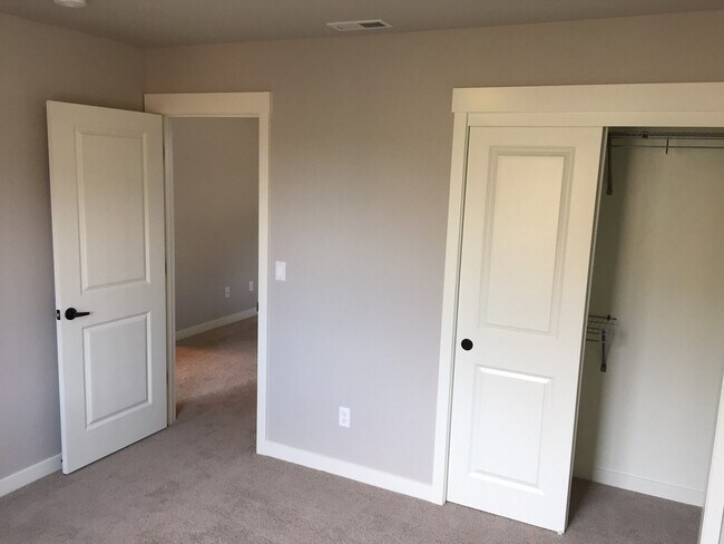 Building Photo - 3 Bed/2.5 Bath Townhome in the Deer Crossi...