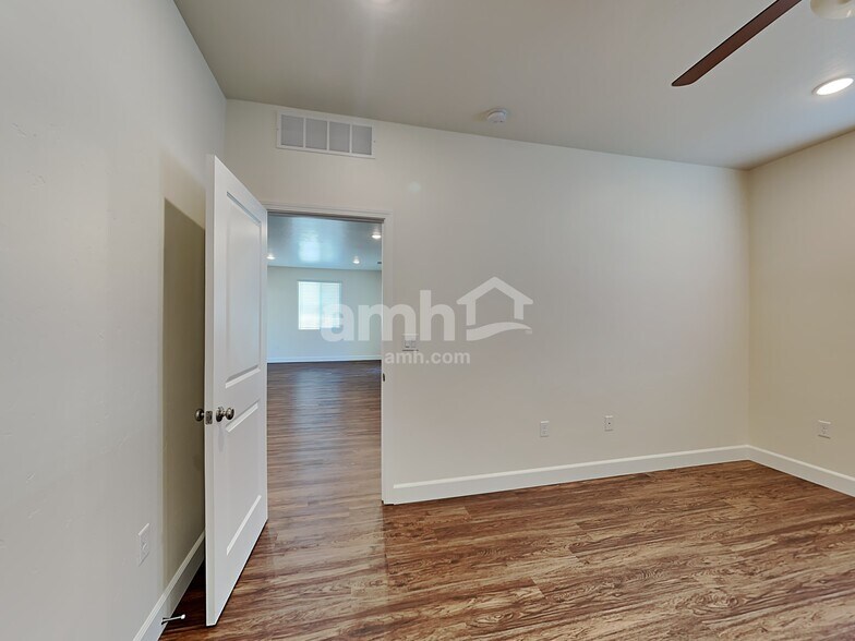 Building Photo - 1854 N Oconner Ave