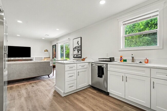 Building Photo - Stylish 4BR Getaway in Quiet Dayton Suburb