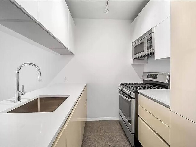 Building Photo - 303 E 60th St