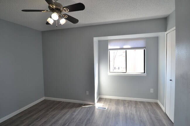 Building Photo - Available NOW, 2 bedroom townhome w/ AC - ...