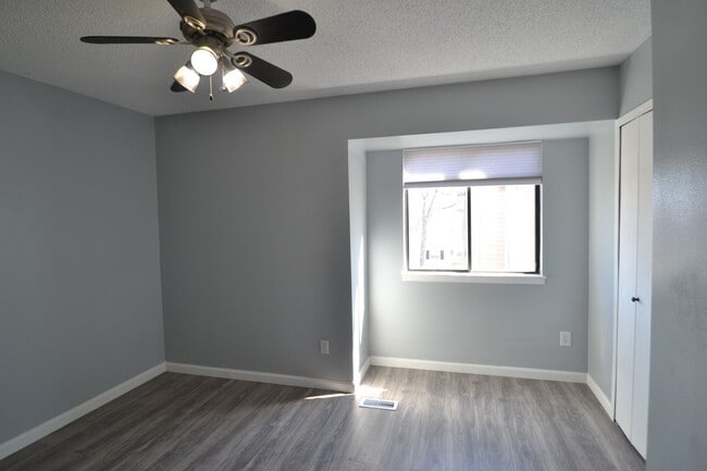 Building Photo - Available NOW, 2 bedroom townhome w/ AC! -...