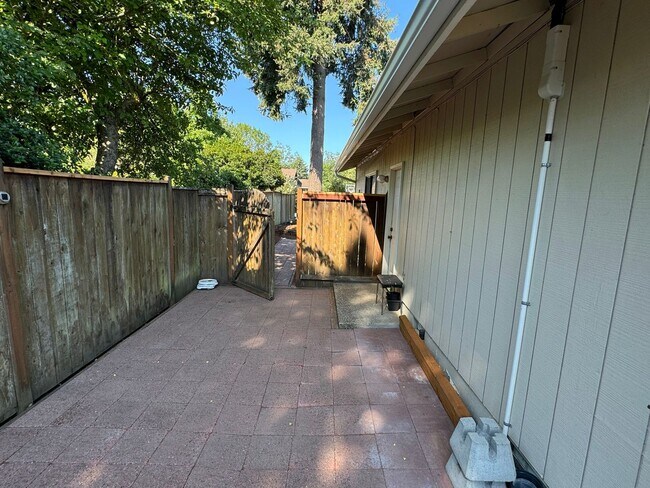 Building Photo - 3 Bedroom House off Harlow Rd.