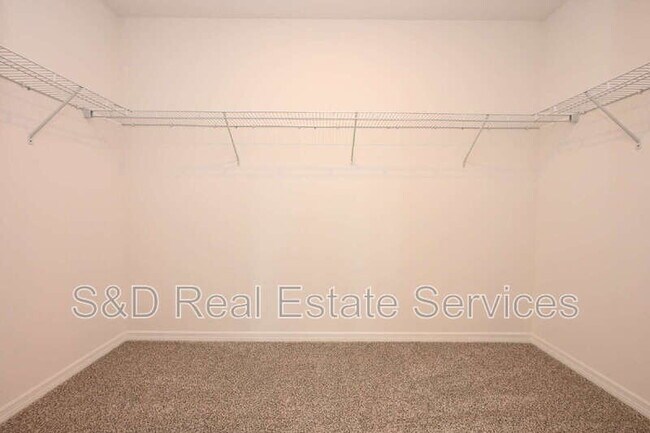 Building Photo - 2106 Rosewood Dr