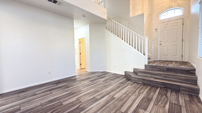 Building Photo - 10631 Streamside Ave
