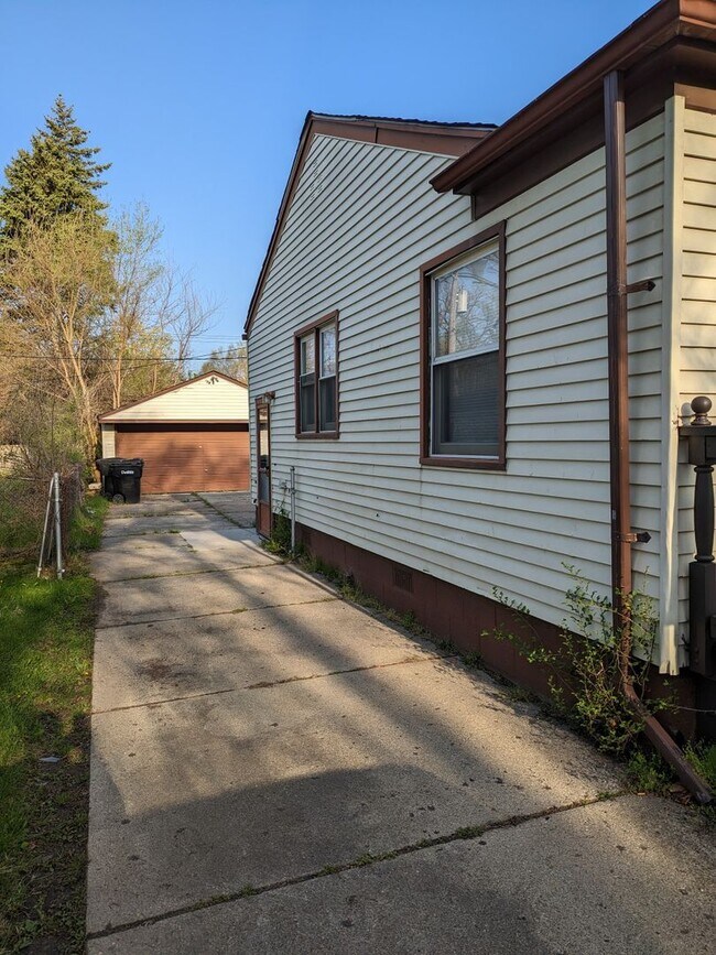 Building Photo - 7501 Lamphere- 3 Bed & 1 Bath FOR RENT
