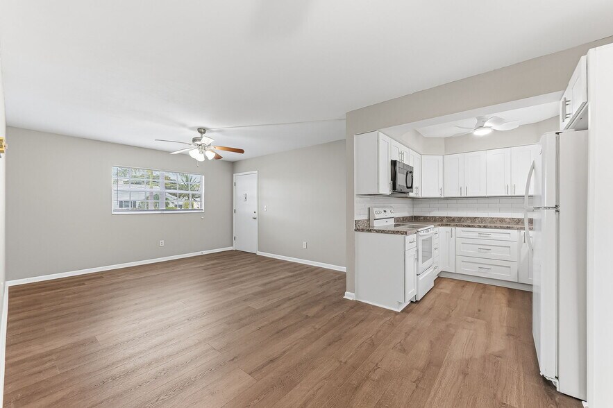 Building Photo - 1514 Edgewater Cir