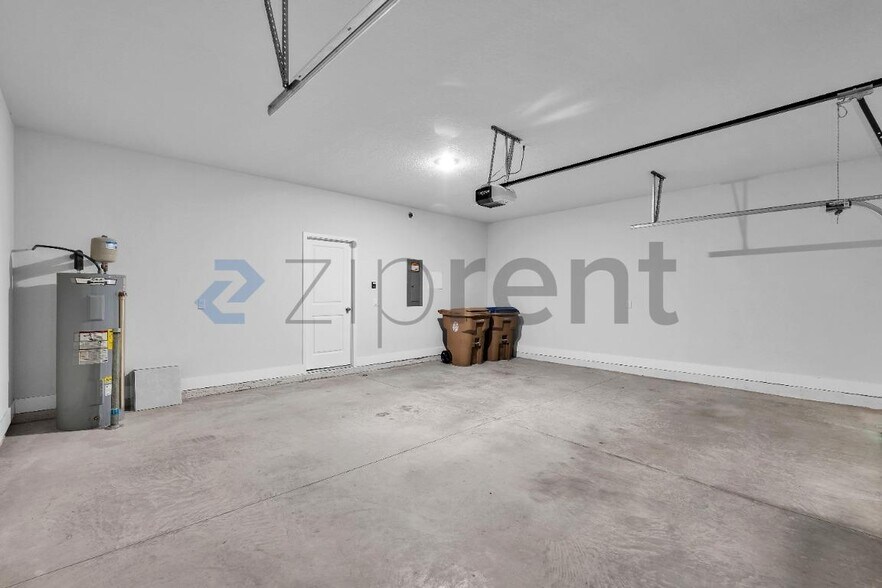 Building Photo - Unit