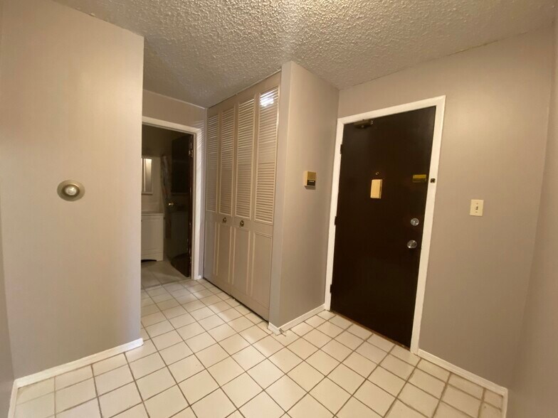 Building Photo - 8994 Kennedy Dr