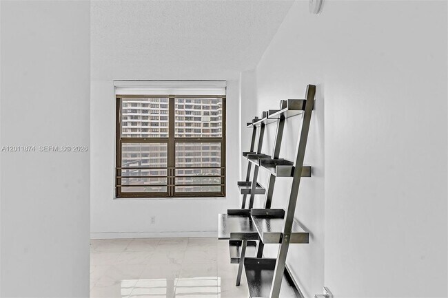 Building Photo - 2500 Parkview Dr