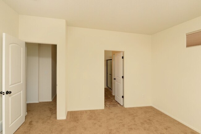 Building Photo - 3 Bedroom 2 Bath Ranch-Style Home