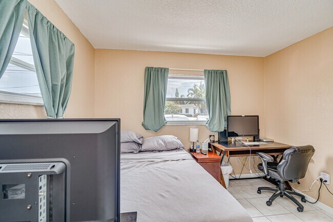 Building Photo - MB 515
