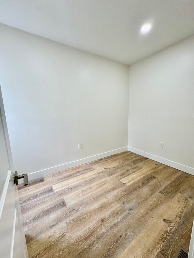 Building Photo - Recently Renovated Home in One of Philadel...