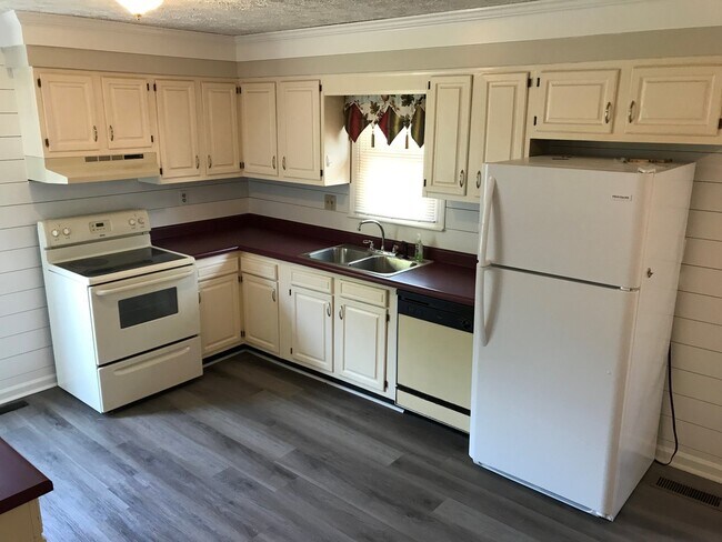 Building Photo - 3 Bedroom Brick Home - Move in Ready