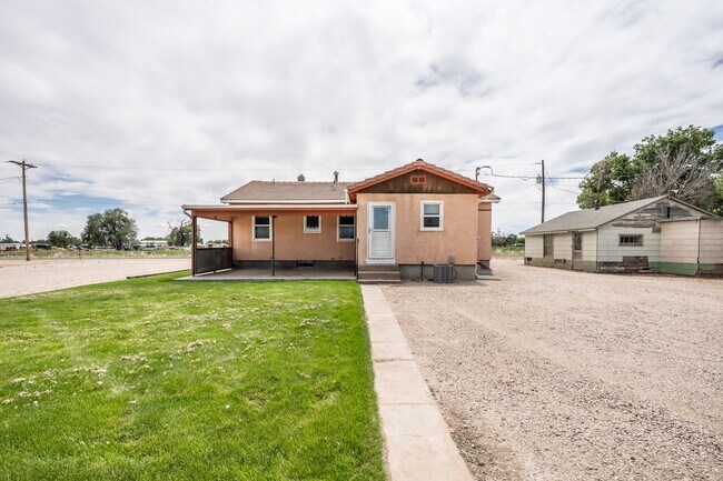 Building Photo - 3 Bedroom 2 Bath Home with Bonus Rooms and Tons of Extra Space