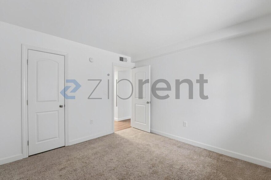 Building Photo - Unit B114