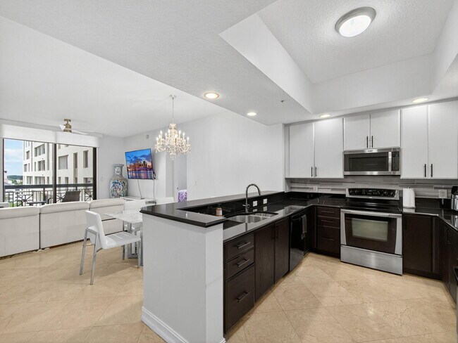 Building Photo - 701 S Olive Ave