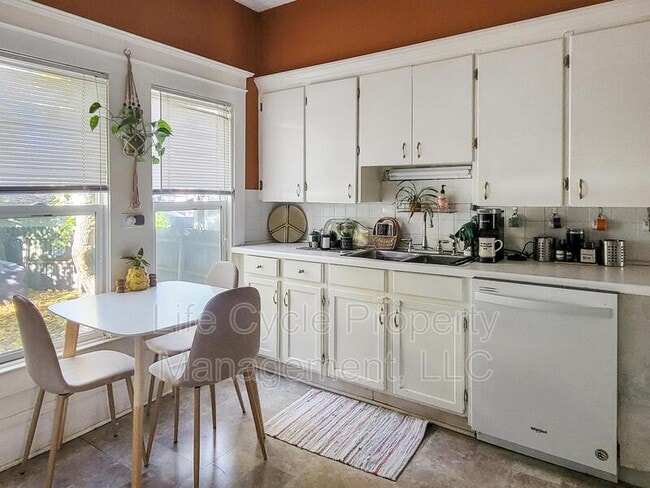 Building Photo - 631 Paris Ave SE