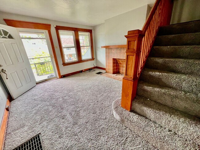 Building Photo - 3 Bed 1.5 Bath- Pittsburgh PA