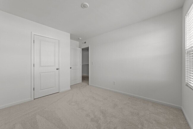 Building Photo - 825 Basswood Gln Trl