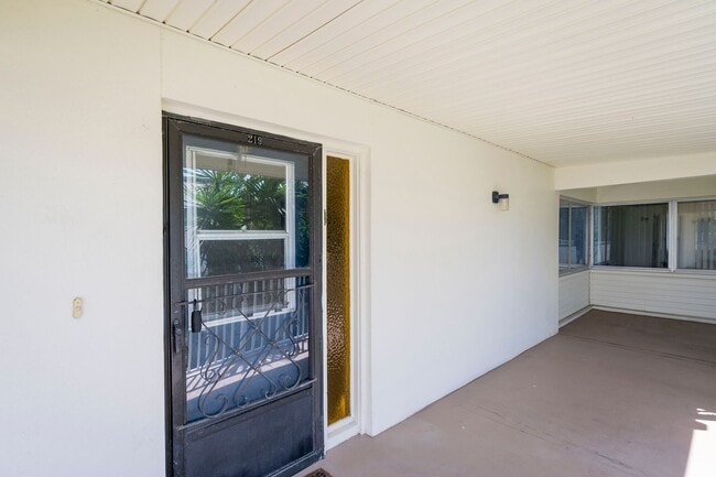 Building Photo - 2 Bedroom / 2 Bath Condo
