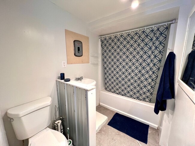 Building Photo - Non-Refundable & Security Deposit Total: $925.00