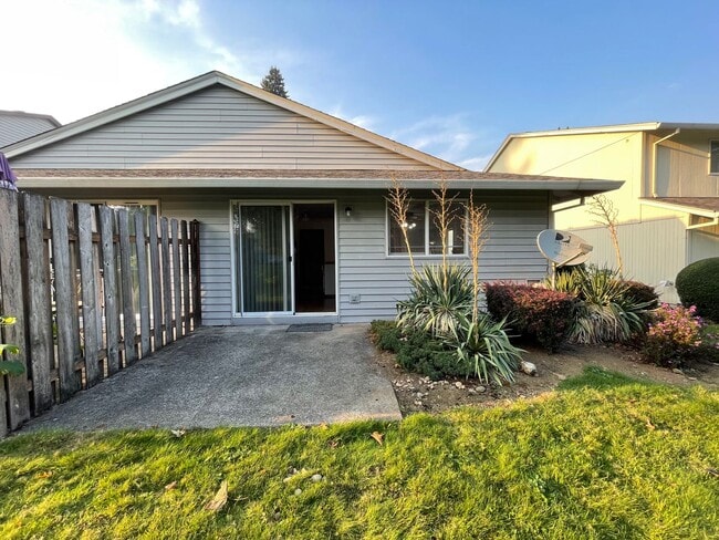 Building Photo - 2 Bedroom Duplex Near the Jim Parsley Community Center!