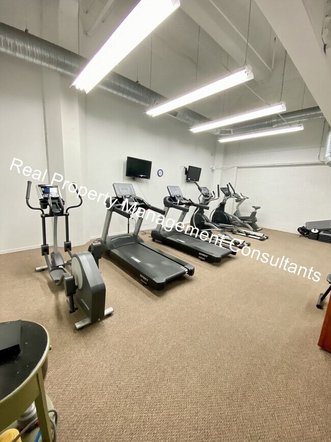 Building Photo - $600 Free Rent on 2Bed, 2 Bath at Western Auto