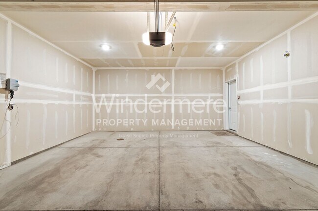 Building Photo - ** MOVE IN SPECIAL ** 1/2 OFF 1ST FULL MON...