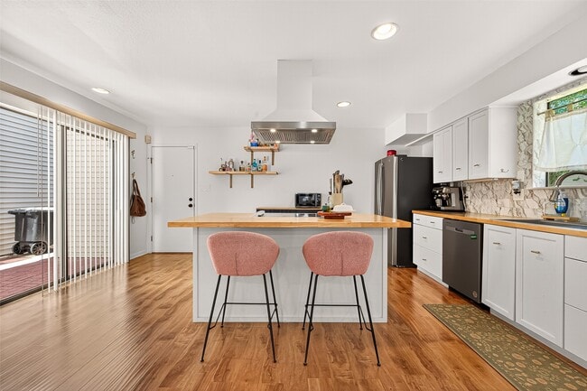 Building Photo - 1422 Chardonnay Dr