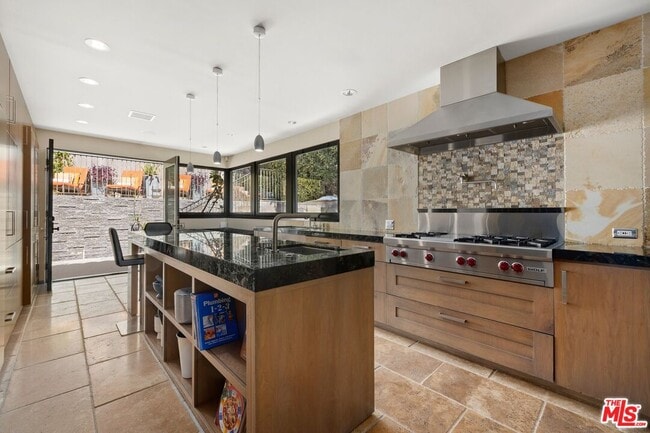 Building Photo - 3300 N Knoll Dr