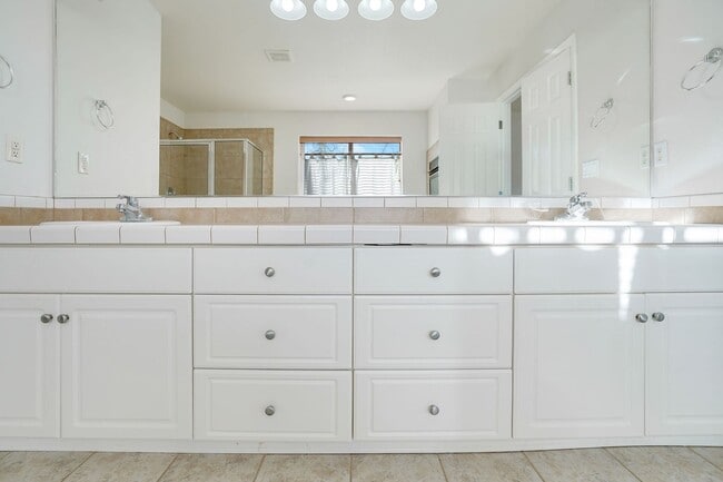 Building Photo - 4Bd/2.5Ba Two Story House - Available Soon!