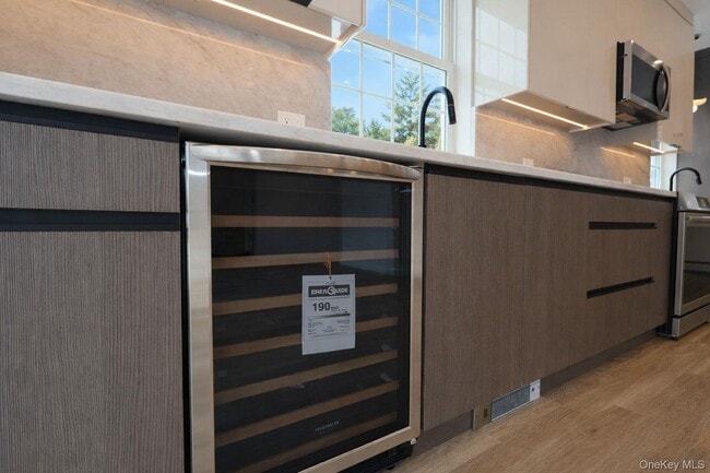 Building Photo - 52 Roe Ave