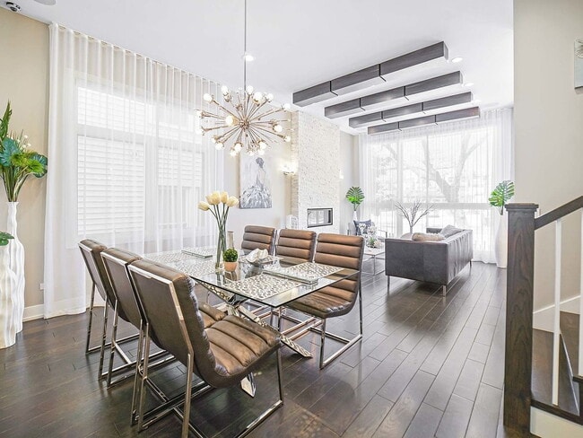 Building Photo - "Spacious 5-Bedroom Gem with 3 Full Baths in the Heart of Chicago – 4,200 Sq Ft of Comfort and St...