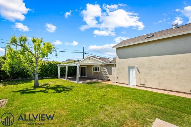 Building Photo - Upgraded 4 Bedroom, 3 Bathroom Home Available
