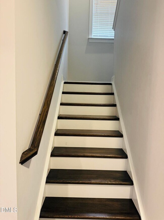 Building Photo - Stunning 4 Bedroom 3 Bathroom Single Family Home with 1st floor office w/ FREE high-speed interne...