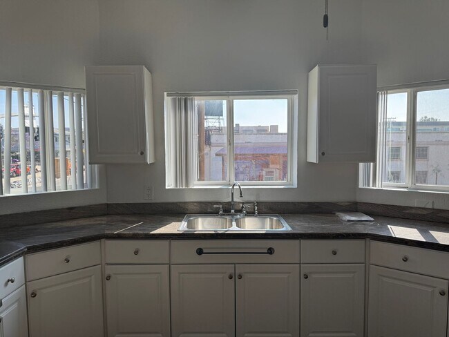 Building Photo - 939 University Ave