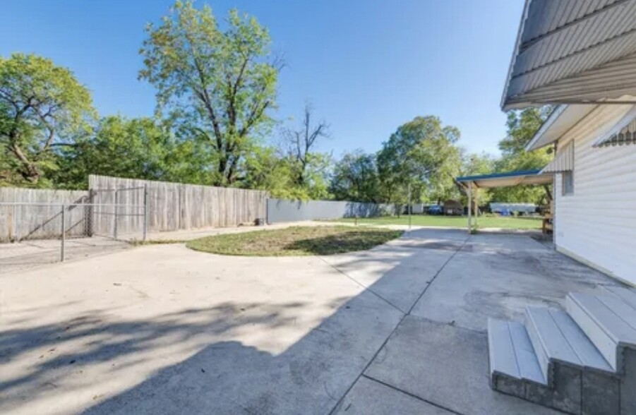 Large backyard that is shared with guests from guest house - 4327 Ohio Garden Rd