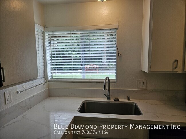 Building Photo - 1615 Peacock Blvd