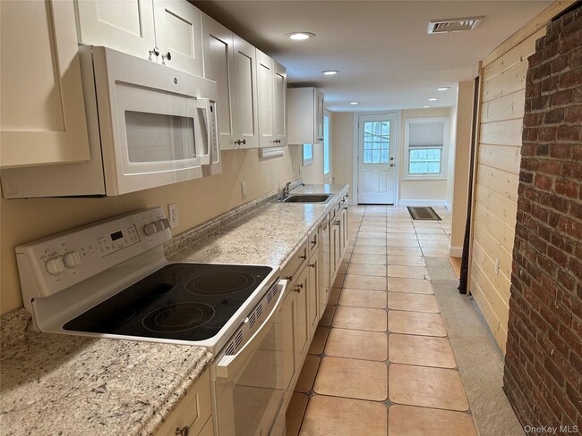 Building Photo - 162 Spring Rd