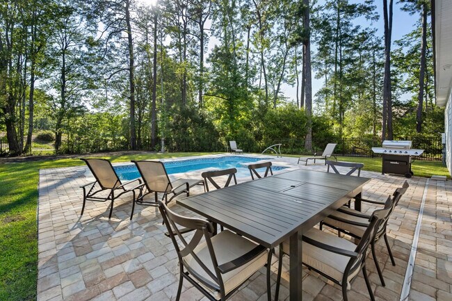 Building Photo - 245 Brace Dr