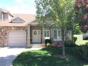 Building Photo - 717 S Clearwater Ct