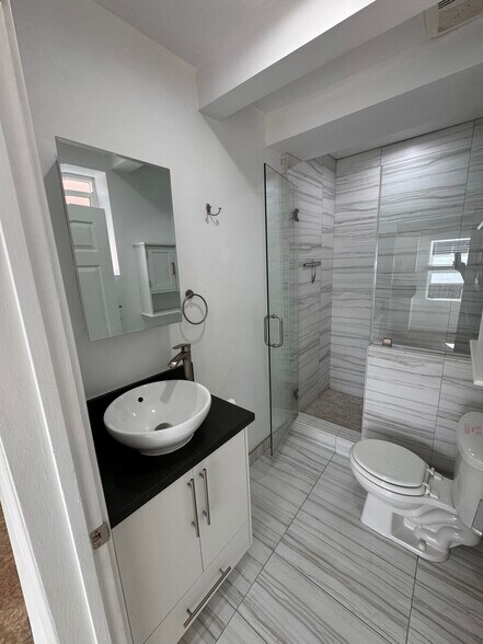 Building Photo - 1726 Bryn Mawr Ave