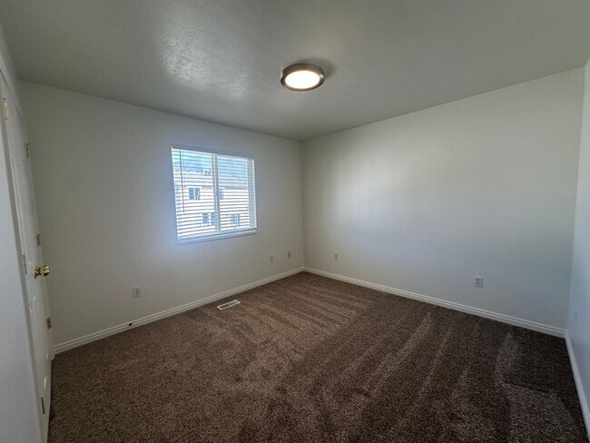 Building Photo - Freshly Painted, New Carpet Throughout - Home For Rent In Springville!!!