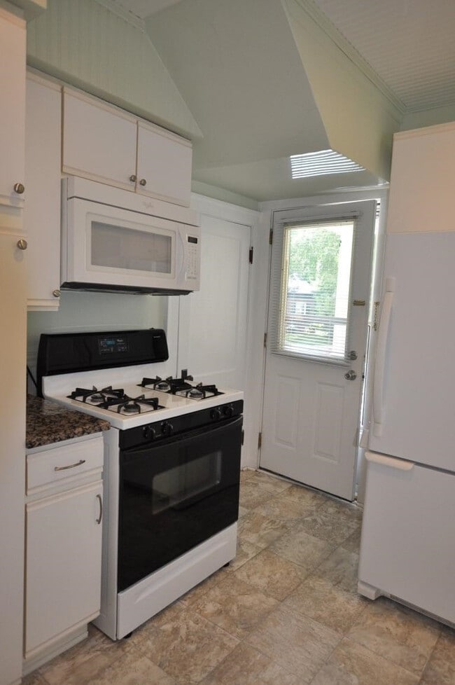 Building Photo - 921 Sylvan Ave