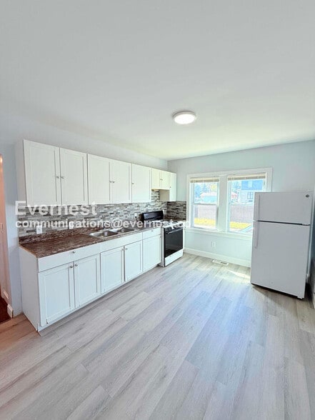 Primary Photo - 2484 Woodmere St