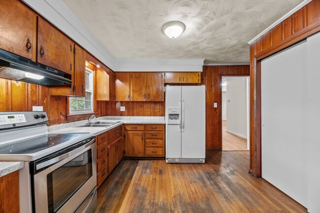 Building Photo - 607 Pinetree Dr