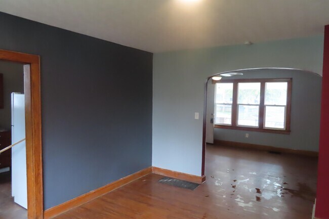 Building Photo - 806 E Deshler Ave
