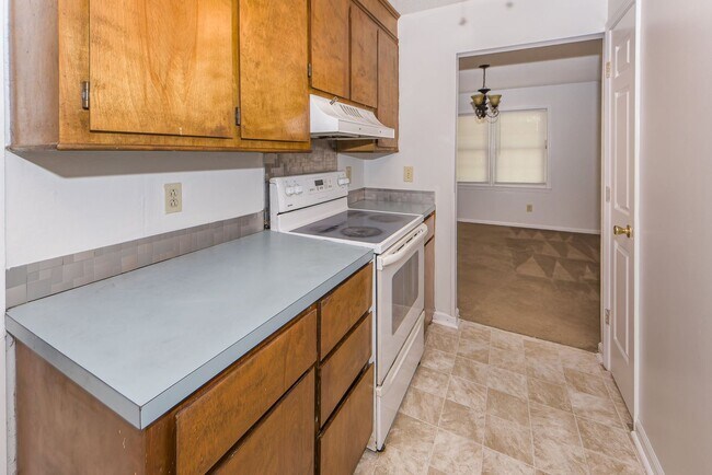 Building Photo - 3 Bedroom 2 Bath Home in Briarwood - Summe...
